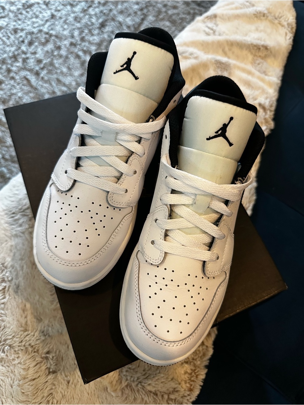 Nike Jordan Kids' 6y women’s 7.5 White and Black Low-Top Sneakers. EUC